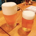 比内地鶏本格焼酎 海舟 - エビス樽生 中(400円)と同行者様が頼んだ同小サイズ(110円)