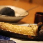 Oku yuki - 黒バナナは空けるととろっとろに！炭の練りこまれた「炭バニラ」とともにどうぞ