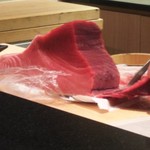 鮨 こうづま - マグロ  捌いてます