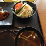 Taikou - 焼肉のタレ　赤だし味噌汁　サラダ