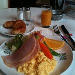 イノダコーヒ - 2011/10/28 “京の朝食”、珈琲以外の全体、伝統の灰皿が映ってます