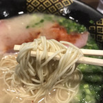 とんこつラーメン専門 八味豚骨 - 麺リフトアップ