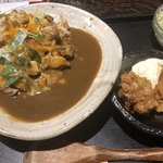 とり鉄 - 親子カレー、トッピングプラス100円で、唐揚げ2個付き