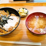 アール元気 フードコートト - 料理写真:カツ丼　味噌汁　漬物