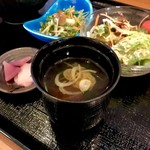 Sakedo Koro Iro Dama - ・セットのみそ汁、お新香、ミニサラダ、小鉢