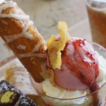 ケーニヒス クローネ - 注文してから作ってくれるパフェの底にはアイスを絡めたクラッシュパイ入り