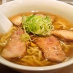 喜多方ラーメン 坂内 新宿西口思い出横丁店 - ラ－メン（￥５８０）は、平打麺と透明ス－プのからみが絶妙。