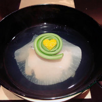 野嵯和 - ⑤蒸し鮑と新玉ねぎの椀物
                    バレンタインなので♡が注入されてました