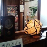 Shirakabe Kurabu - 食卓横のカウンター　紙灯り