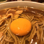 味奈登庵 - 玉子は最初にのせる。
      食べるころには白身は少しだけ固まり、黄身は温められトロットロ♡  
      これが実に良い。