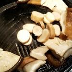 炭焼き成吉思汗 いし田 - 巨大椎茸は切って焼く