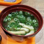 ペッパーランチ - 味噌汁は具だくさんでした。