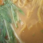 麺匠 たか松 - 味噌のスープに水菜。