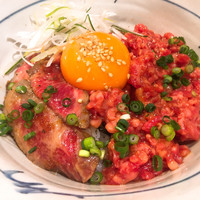牛刺しと焼肉 仔虎 クリスロード店 - ハーフ&ハーフ丼