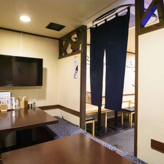 掘りごたつ式の【半個室】には大型モニター完備◎ご宴会に最適！