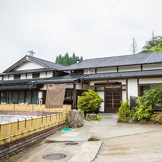 都会の喧騒から離れた古民家で、非日常な美食体験を