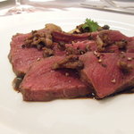 レストラン コバヤシ - 北海道産蝦夷鹿のロースト　ポワヴラードソース　マロンのピュレ　キノコのソテー添え