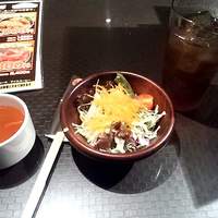大井町銭場精肉店 - サラダとスープと黒烏龍茶。スープはおかわり自由。もちろん黒烏龍茶も。