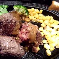 大井町銭場精肉店 - ハンバーグ160g。中はこんなにレア。分かるかな？