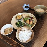 ヤサシイウタ - 本日のランチ（大根のそぼろ煮、ひじきの煮物、野菜たっぷり豆乳スープ、玄米と麦入りごはん）
