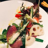 オステリア ブッビーノ - 根菜のサラダ。パルミジャーノがかかっている