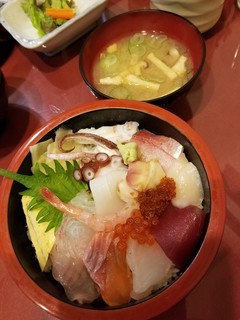 Sushi Ryouri Jizake Harako - 本日の生ちらし(味噌汁) 750円