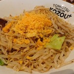 豚骨まぜそば KOZOU+ - 「JUNKIEまぜそば(並200g)」に「うまい棒 チーズ味」を砕いて投入した様子