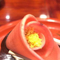 草喰 なかひがし - 椿に見立てています。
                        花びらは赤カブをなますにして
                        雌しべは干し柿と柚子の皮とゆで卵です。
                      
                       上品な品で美味しいです♡
                      
                      椿は英語でカメリア。
                      『ようカメリア…（笑）』
                      ダジャレ出ました。