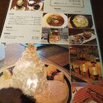 エーピージー カフェ - メニュー（うどん・パニーニ・サラダ・スイーツ）