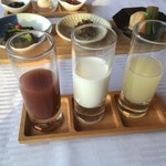 十勝川温泉 三余庵 - 朝食。まずはドリンク（中札内岡本農園トマトジュース・風景の牛乳・余市のりんごジュース）