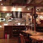 RELAiS SAKURA - オープンキッチンの明るい店内