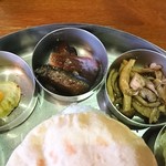 カレーの店 ボンベイ - モモ、茄子、しめじのソテー