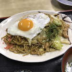 味処志水 - 日替り 目玉焼そば定食