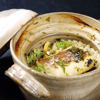 Seasonal earthenware pot rice!