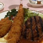 Konchinentaru Kafe Roiyaru - ハンバーグ・海老フライ・蟹クリームコロッケとお野菜が盛り合わされています。 海老フライは大きめの海老を使用され美味しい。コロッケの下にタルタルソースが敷かれていました。
