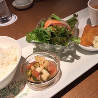 中国料理 大湖苑  - 天然海老のチリソース炒めランチ ¥1,200
                    小鉢3種 + ご飯 + スープ