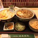 味奈登庵 - かつ丼セット（温かいそば）＋玉子♡  
      無料の揚げ玉はもちろん貰う。
      アゲダマビンボー！