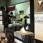 一成 - 店主が奥でラーメン作ってる最中
      撮らせてもらったけどゴメンなさい