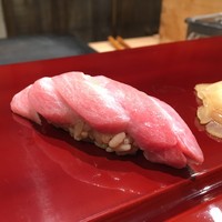 北新地 鮨 なか川 - 大トロ握り 赤酢