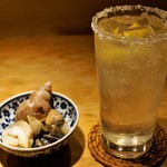 酒・肴「赤津庄兵衛」 - お通し（白ばい貝）、スノー式レモンチューハイ