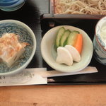 手打ち蕎麦 い志い - 冷奴、お新香、薬味葱