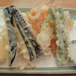 手打ち蕎麦 い志い - 海老と野菜の天麩羅盛り合わせ