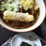 Tachiguisobawassamuyukiwarisoba - かけそば・天ぷら（ちくわ・野菜）・おにぎり　これで５００円♪