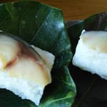 静亭 - 鯖の柿の葉ずしが2個とごま豆腐が付きます。