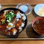 炭火焼バル ばね豚 - 「ローストポーク丼・温泉玉子付き」(肉＆ライス大盛り900円)