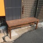 朝市あじや - 店前のベンチ
