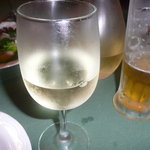 トラットリア ナトゥーラ - フリードリンクをお願いしました。これは白ワインです。