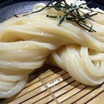 手で捻って盛り付け。