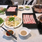 豪くんの鍋 - 牛肉2皿、野菜食べ放題の1000円ランチです
            