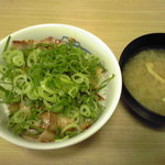 松屋 - 2011/11/01ネギ塩豚カルビ丼並350円、塩加減がいい感じです。